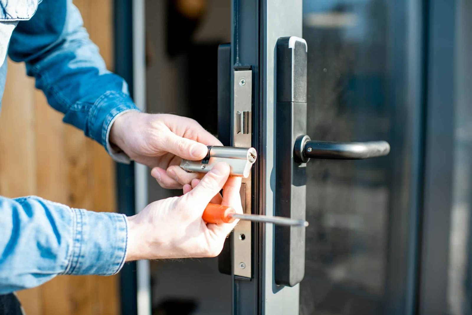 Remplacement d’un cylindre de serrure par un professionnel pour garantir la sécurité et le bon fonctionnement de la porte.